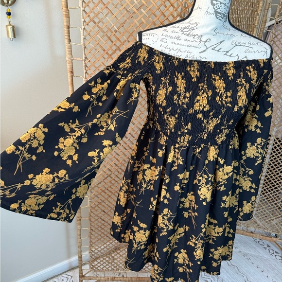 Open shoulder Floral Boho Dress - Picture 3 of 6